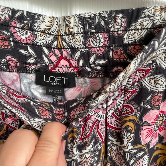 Loft size medium petite straight leg crop. Flora pattern. - Picture 5 of 6